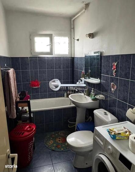 Apartament cu 3 camere semidecomandat în Podu Roș