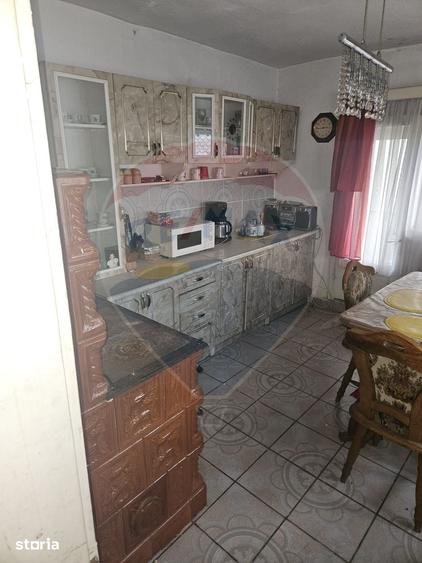 Casă cu 5 camere cu Teren 1958 Mp în Central