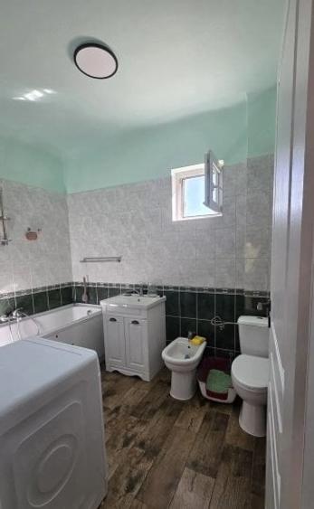 Apartament cu 3 camere semidecomandat, mobilat în Calea Călărașilor