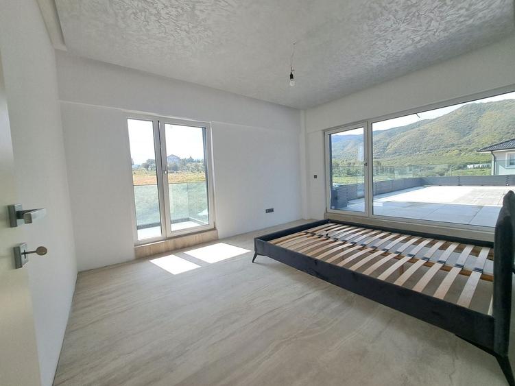 Casă individuală cu 5 camere cu Piscina în Exterior Est