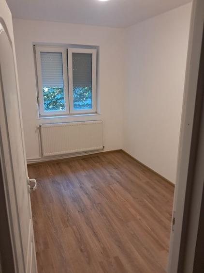 Apartament cu 3 camere semidecomandat, mobilat în Exterior Vest