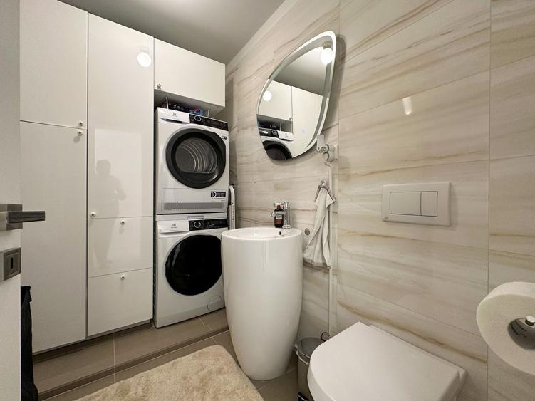 Apartament cu 6 camere decomandat, mobilat în Barbu Văcărescu