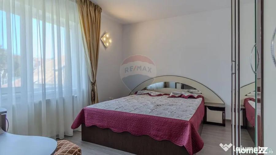 Casă cu 10 camere cu Teren 1074 Mp în Moieciu