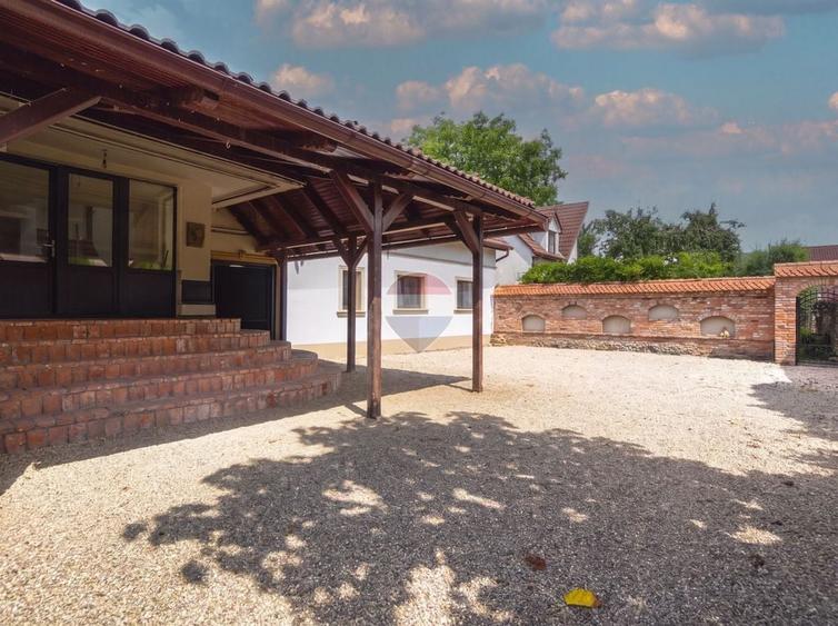 Casă cu 5 camere cu Teren 450 Mp în Cristian
