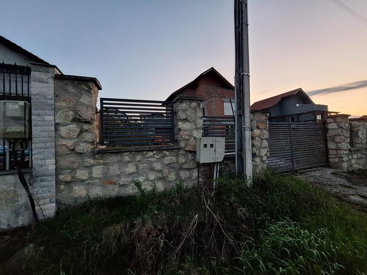 Casă individuală cu 5 camere cu Canalizare în Câmpenești