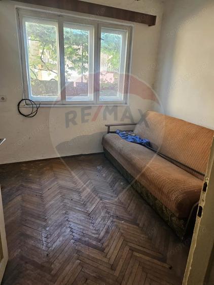 Casă cu 6 camere cu Teren 250 Mp în Central