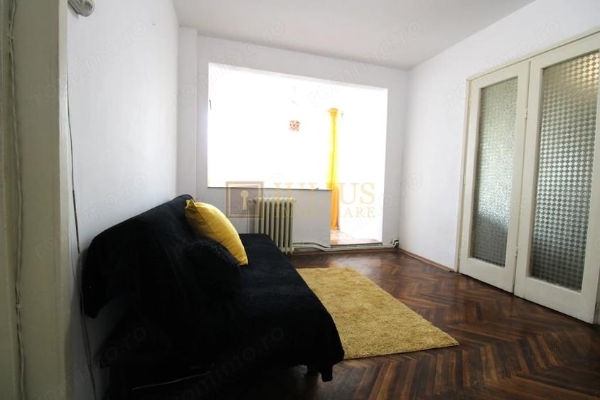Apartament cu 4 camere semidecomandat în Punctele Cardinale