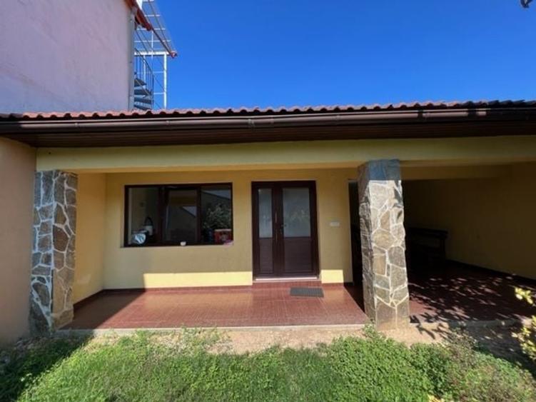 Casă individuală cu 10 camere cu Canalizare în Central