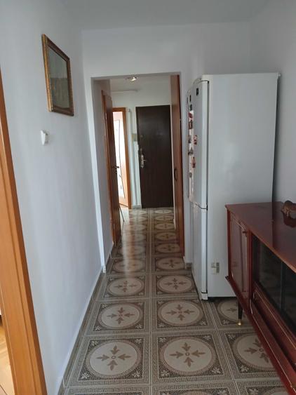 Apartament cu 3 camere decomandat în Girocului