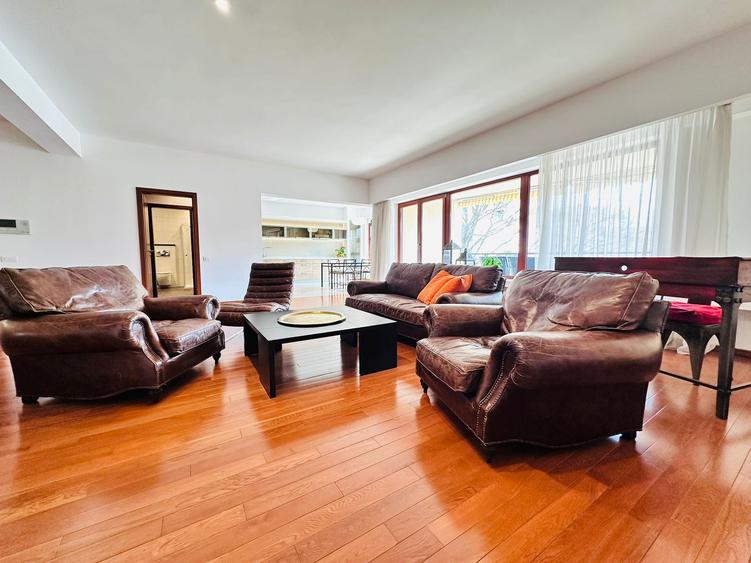 Apartament cu 3 camere decomandat, mobilat în P-ța Victoriei