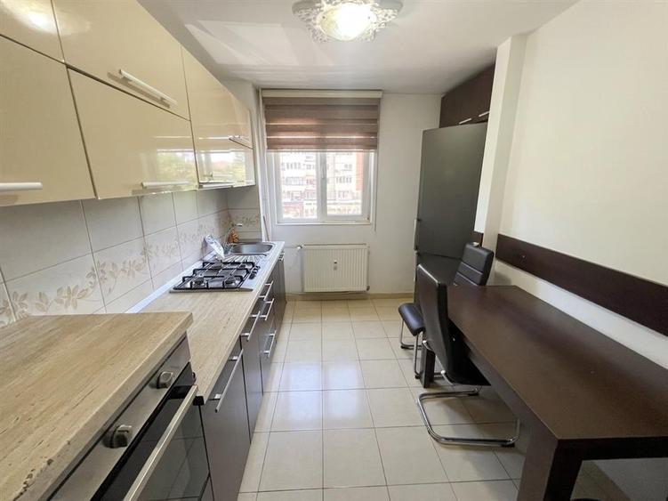 Apartament cu 3 camere decomandat în Dacia