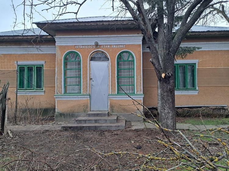 Vand casa cu 2500 metrii patrati de curte plus dependente - 2