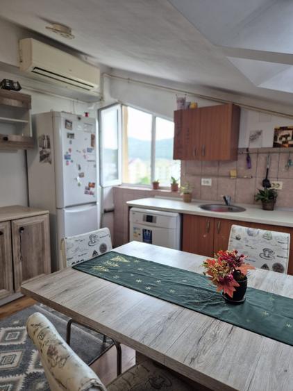 Apartament cu 3 camere semidecomandat, mobilat în Florești