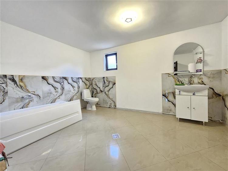 Casă individuală cu 6 camere cu Teren 887 Mp în Est