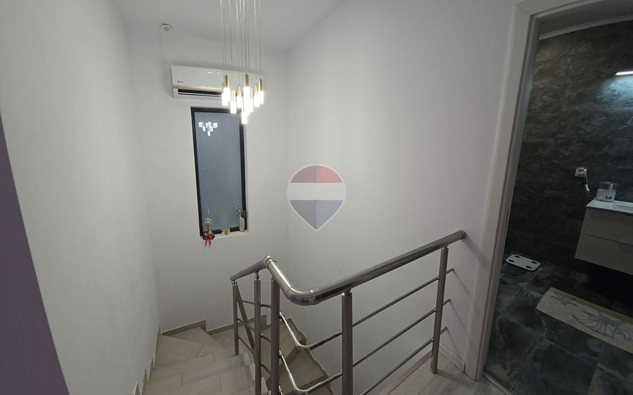 Casă individuală cu 4 camere cu Teren 270 Mp în Est