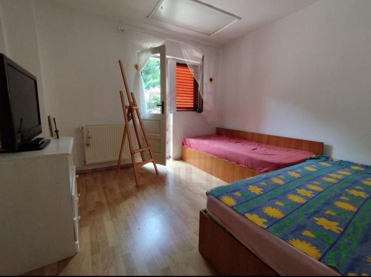 Casă individuală cu 6 camere cu Canalizare în Poiana Mărului