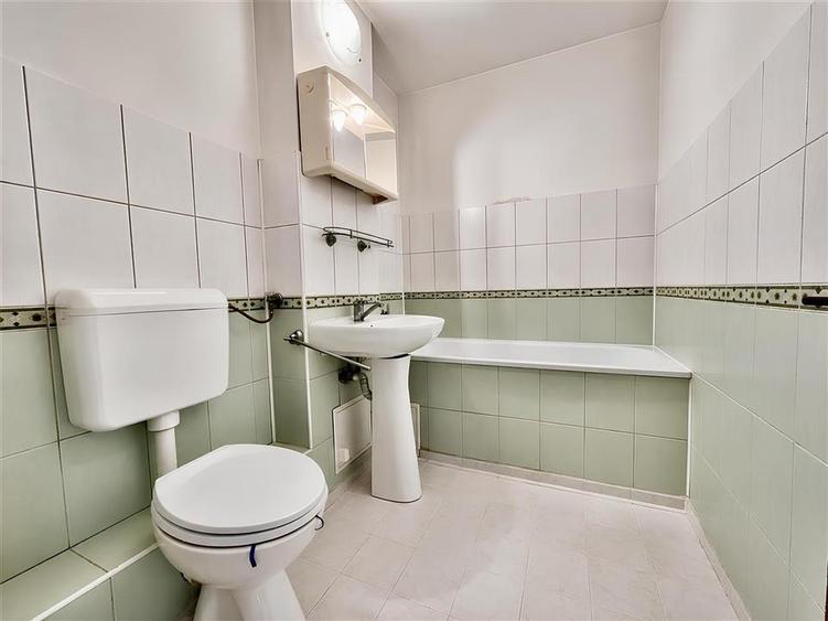 Apartament cu 4 camere decomandat în Tractorul