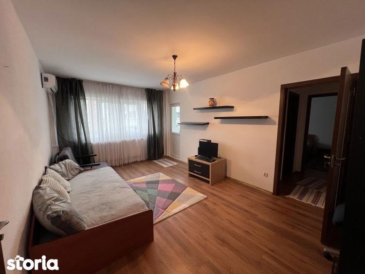 Apartament cu 2 camere semidecomandat, mobilat în Tei