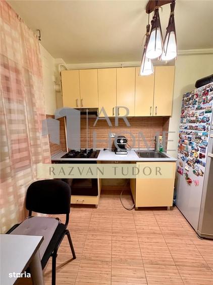Apartament cu 3 camere semidecomandat în Andrei Mureșanu
