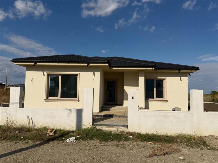 Casă individuală cu 4 camere cu Canalizare în Exterior Vest