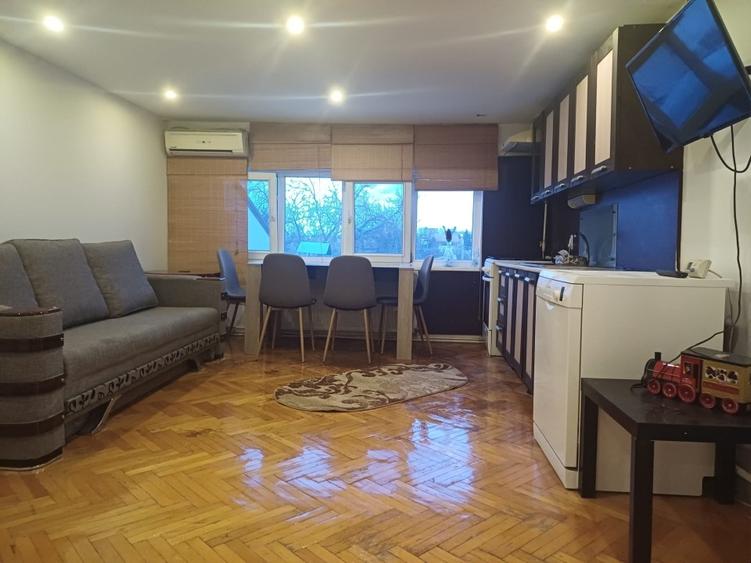 Apartament cu 3 camere semidecomandat în 1 Mai