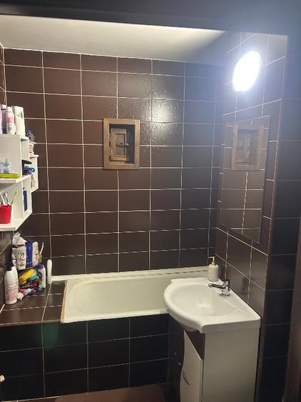 Apartament cu 3 camere semidecomandat, mobilat în Micro 15