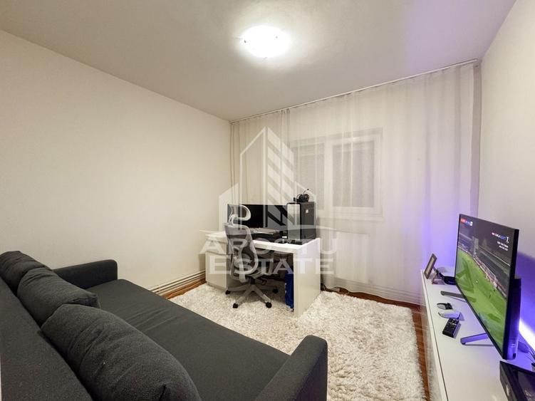 Apartament cu 3 camere decomandat în Girocului