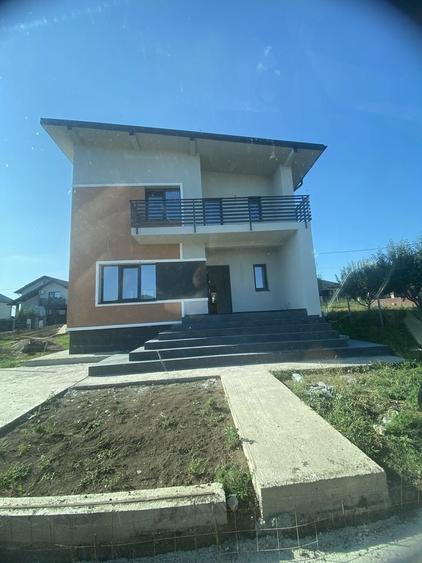 Casă cu 4 camere decomandat în Cug