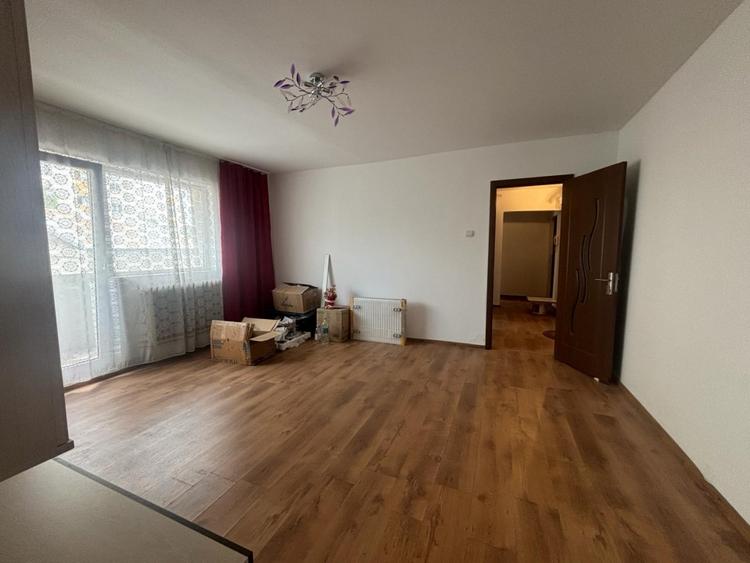 Apartament cu 3 camere decomandat, mobilat în Calea Moldovei
