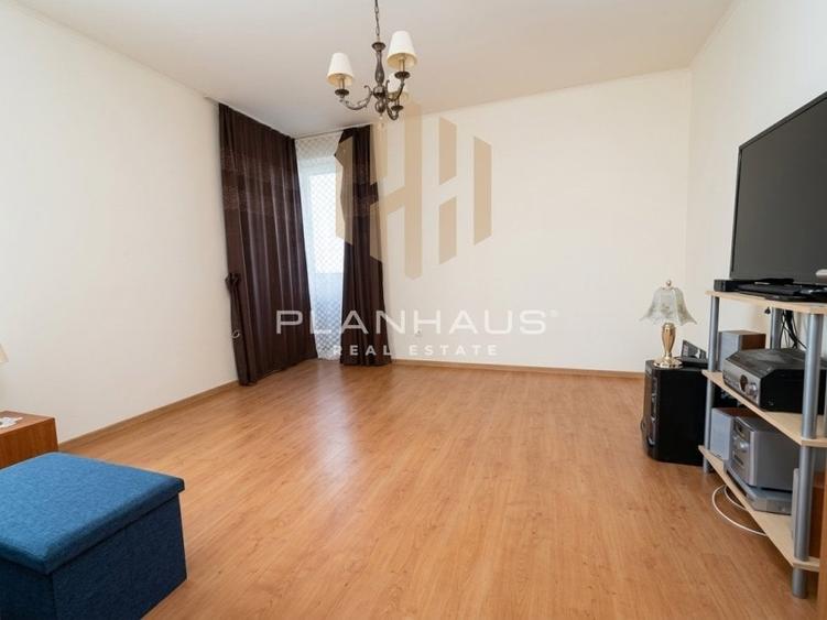 Apartament cu 3 camere decomandat în Valea Borcutului