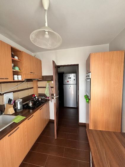 Apartament cu 3 camere semidecomandat în Tractorul