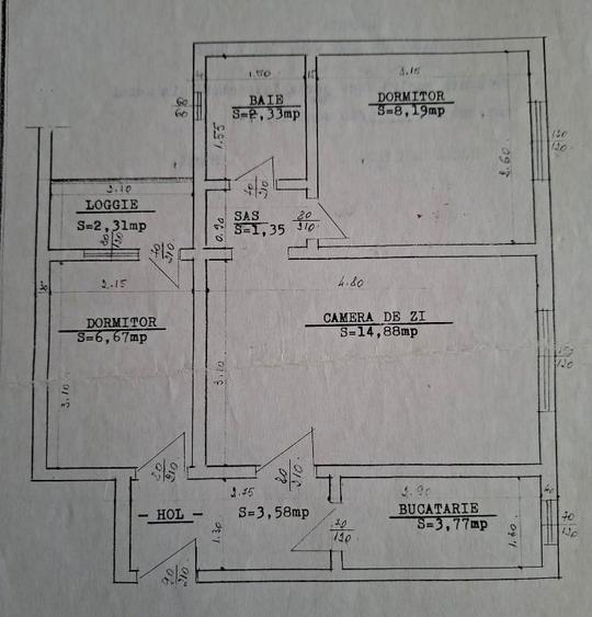 Apartament cu 3 camere semidecomandat, mobilat în Central