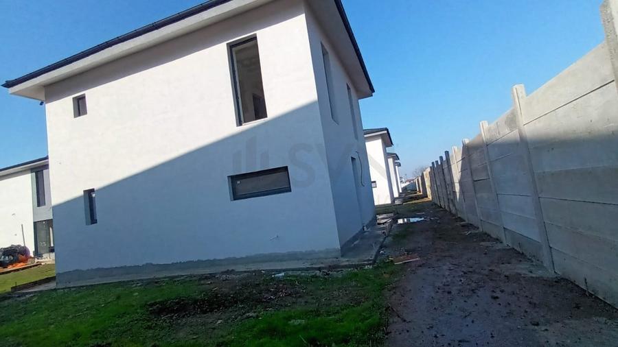 Casă individuală cu 4 camere cu Canalizare în Central