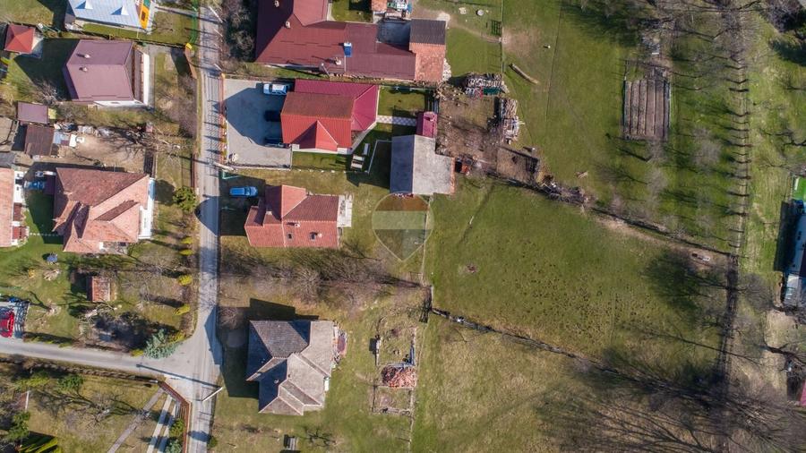 Casă individuală cu 6 camere cu Teren 1915 Mp în Bran