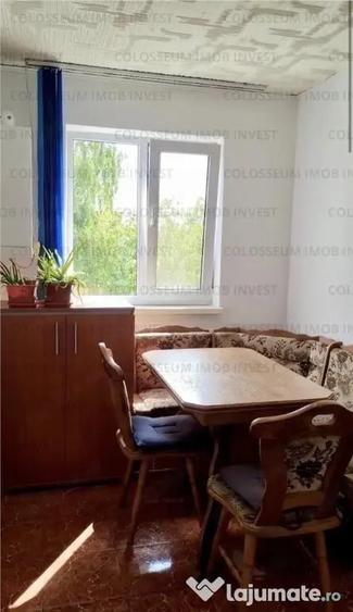 Apartament cu 3 camere semidecomandat în Florilor