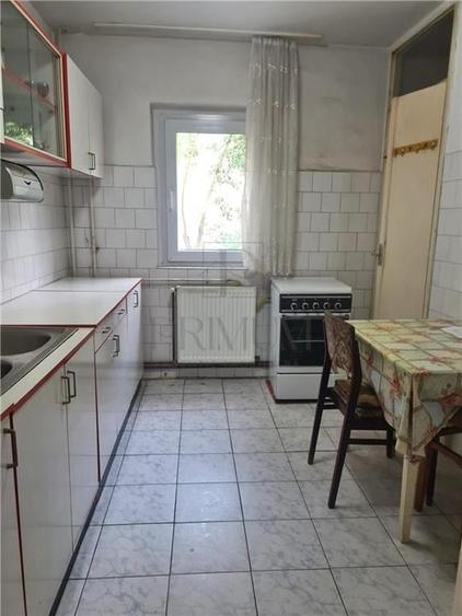 Apartament cu 3 camere semidecomandat în Girocului