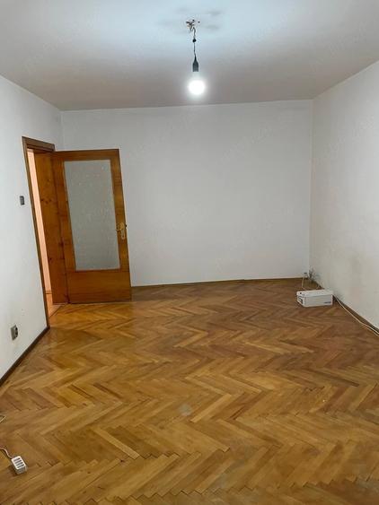 Apartament cu 4 camere decomandat în Republicii