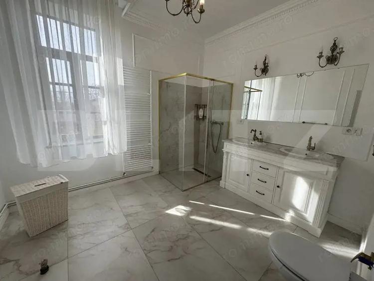 Casă cu 10 camere cu Teren 1143 Mp în Malu Mare