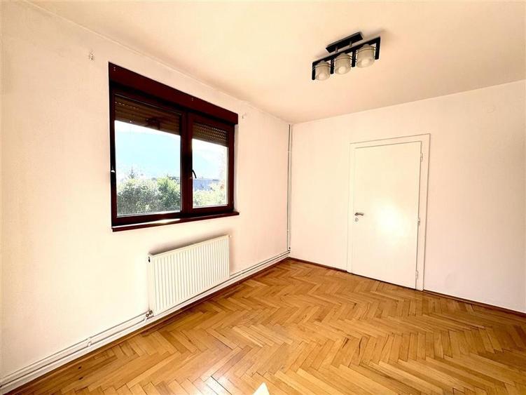 Casă individuală cu 7 camere cu Teren 382 Mp în Ultracentral