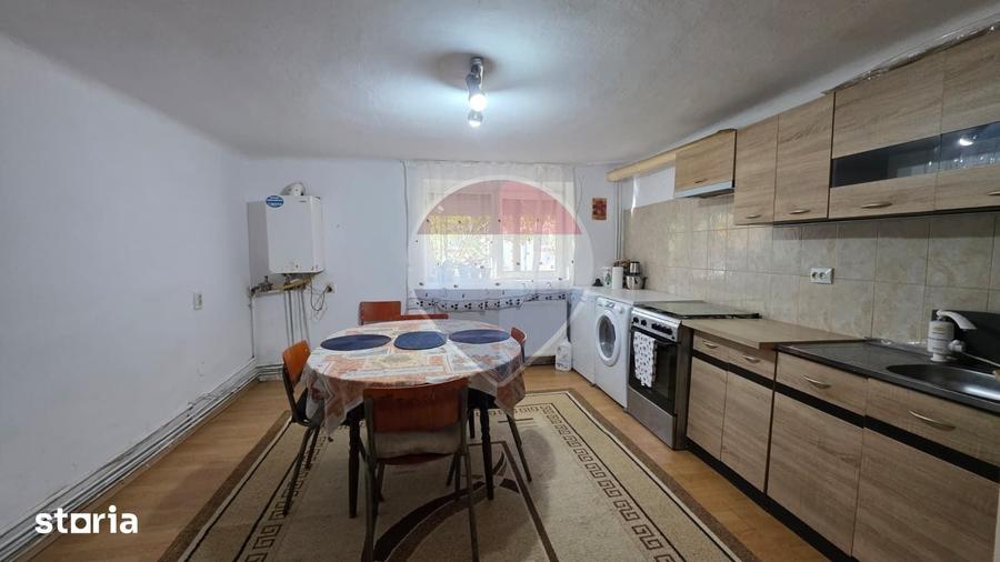 Casă cu 4 camere cu Teren 452 Mp în Central