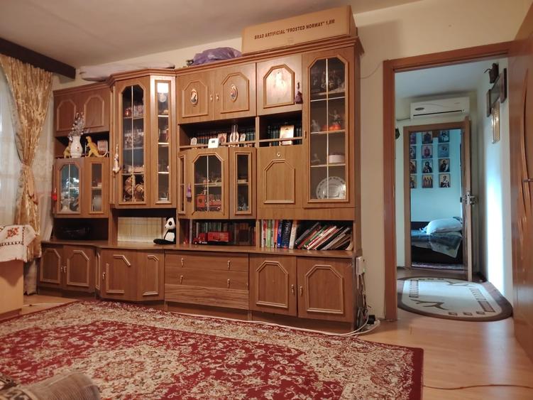 Apartament cu 3 camere semidecomandat în Craiovița Nouă