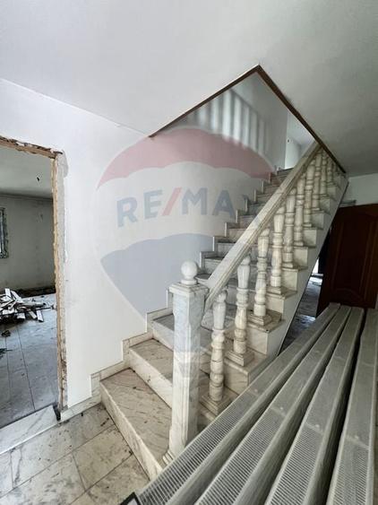 Casă individuală cu 7 camere cu Canalizare în Mădei