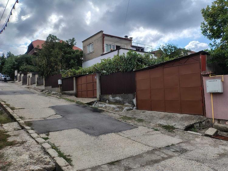 Casă cu 3 camere decomandat în Dealuri Oradea