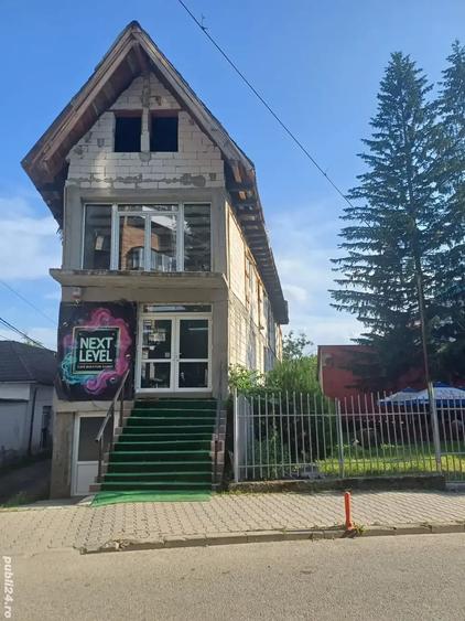 Spațiu comercial, de 840 mp, în Petros