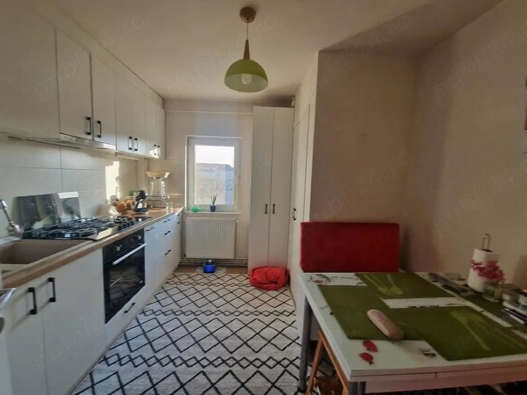 Apartament cu 3 camere decomandat, mobilat în Aradului