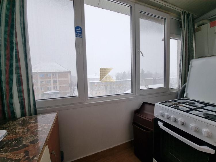 Apartament cu 3 camere decomandat, mobilat în Tractorul
