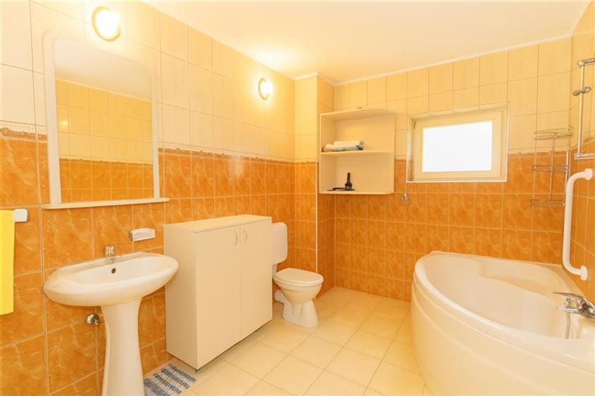 Duplex cu 8 camere cu Canalizare în Exterior Est