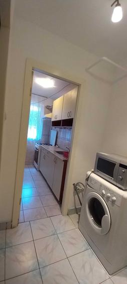 Apartament cu 3 camere semidecomandat în P-ța Reșița