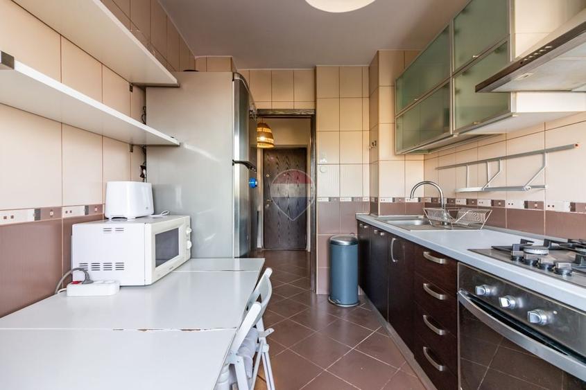Apartament cu 3 camere semidecomandat, mobilat în Drumul Sării