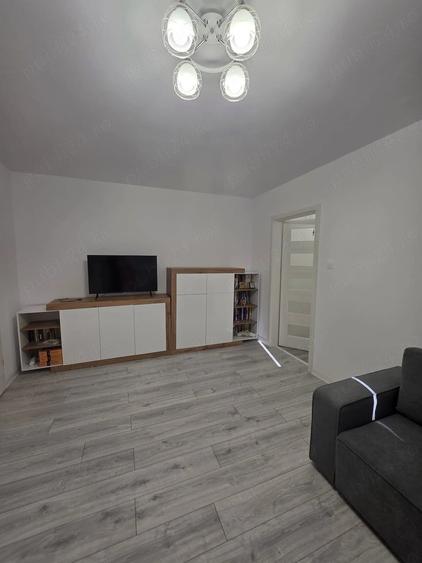 Apartament cu 3 camere semidecomandat în Titan
